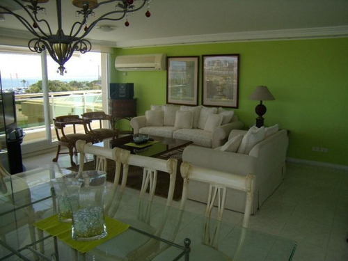 Apartamento En Alquiler Por Temporada De 3 Dormitorios En Playa Mansa