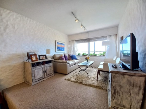 Imagen 4 de 13 de Oportunidad En Venta En Primera Linea Al Mar. Reciclado. Un Dormitorio Y Medio. - Punta Del Este Brava