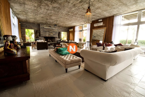 Exclusiva Casa En José Ignacio, Mansion Frente Al Mar En Venta , 6 Dormitorios.