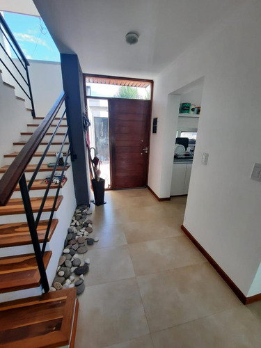 Casa En Venta - 3 Dormitorios 1 Baño - Cochera - 350m2 - Manuel B. Gonnet, La Plata