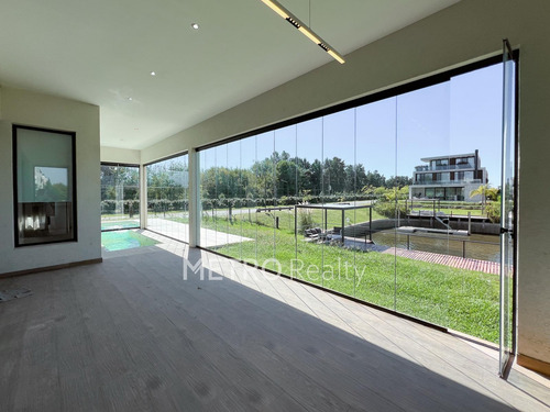 Casa En Venta Con 4 Habitaciones Y Amarra En El Yacht, Nordelta