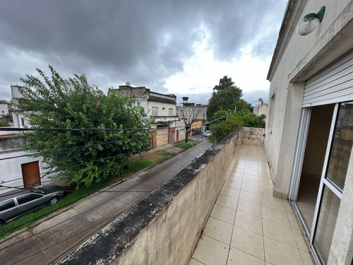 Alquilo Excelente Piso En Caseros De 3 Ambientes Grandes Con Terraza Y Patio Propio!! F: 4571