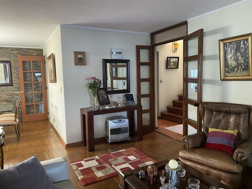 Casa En Venta De 4 Dorm. En Peñalolén
