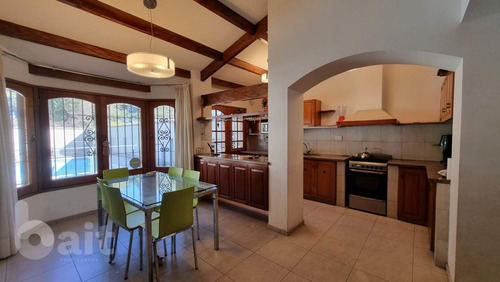 Imagen 3 de 30 de Venta Casa En Villa Belgrano, 4 Dormitorios Y 5 Baños Con Gran Parque!!
