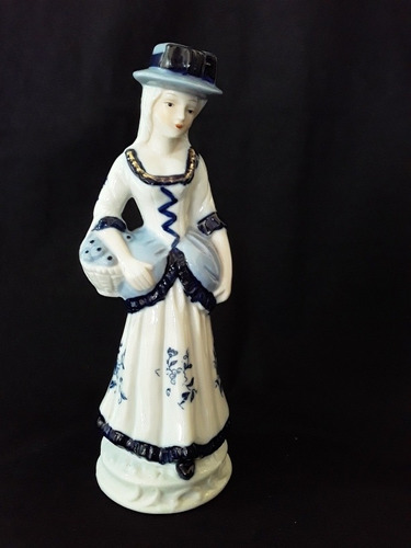 Figura De Porcelana Clásica, Blanco Y Azul.  Mujer. Cc.
