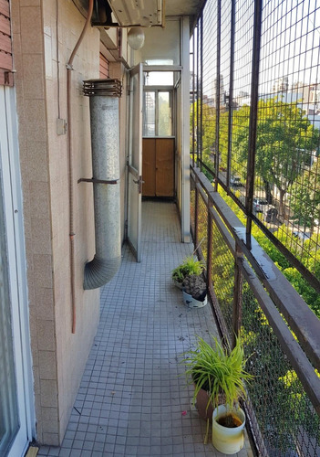 Imagen 4 de 14 de Castro Al 1700 Entre Salcedo E Inclán, Boedo. Piso 3. Al Frente Con Balcón Corrido A La Calle. 3 Ambientes. 2 Dormitorios. Superficie 68 M2. Cochera Fija Y Cubierta. Cocina Grande Con Lavadero
