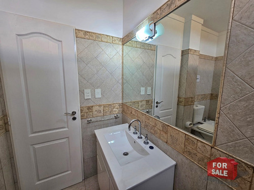 Extraordinario Piso De 3 Ambientes Con Dependencia, Cochera Y Balcón