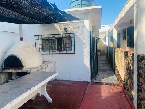 Imagen 7 de 28 de Muy Buena Casa, Construcción De Época, Con Potencial Para Reciclaje.