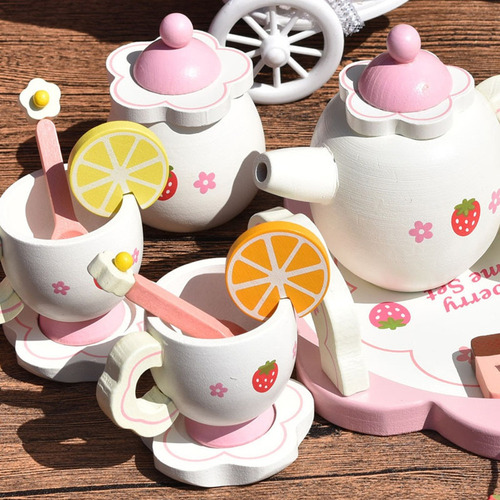 L Juego De Té De La Tarde De Madera Con Temática De Fresas