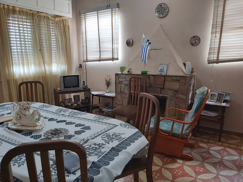 Imagen 10 de 21 de Estupendo Chalet 2 Dorm Parquet. Living Estufa Aleña. Cocina Amplia Y Baño De Época. Impecable Mantenido. Excelente Construcción En 1129 Mts2. Jardin. Garage. Entrad Lateral. Fondo Arbolado Sobre Av.