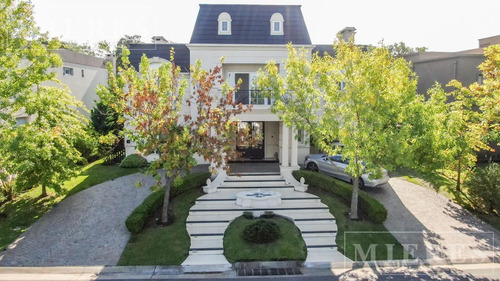 Casa De Estilo Frances En Venta En El Yacht, Al Río, Nordelta.