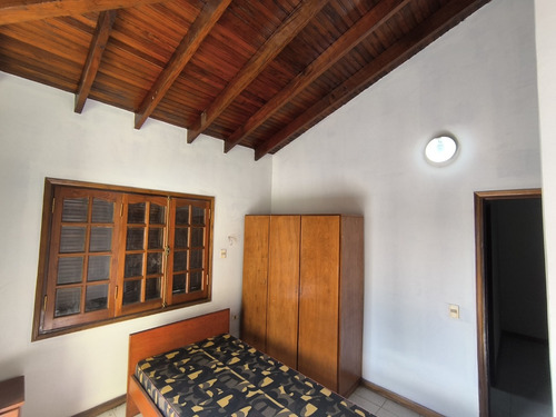 Casa Quinta Con 12 Departamentos En El Barrio Santa María: 19 Habitaciones Y 18 Baños