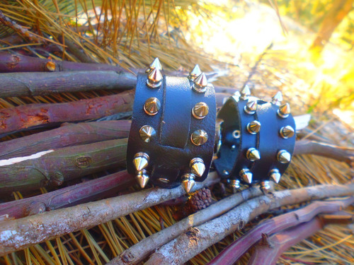 Pulsera Muñequera Cuero Natural Tachas