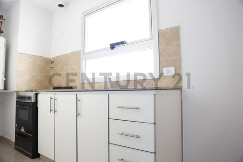 Venta De 1 Departamento Con Balcón Y Cochera En La Plata.
