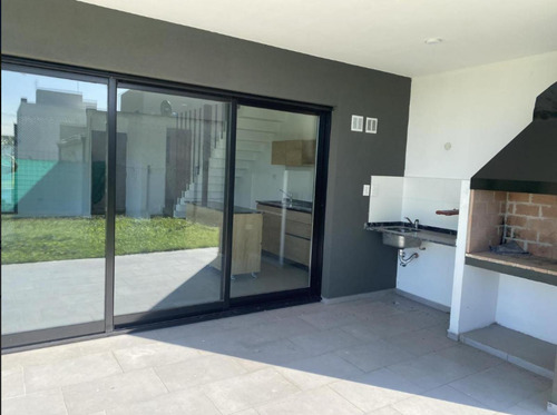 Casa En Venta - 2 Dormitorios 2 Baños - Cochera - 280mts2 - Manuel B. Gonnet