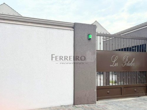 Venta De Triplex En Complejo Cerrado  Los Petalos 