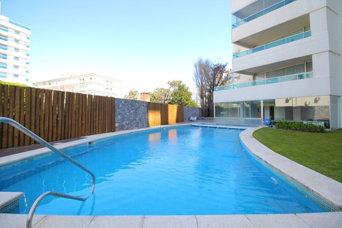 Hermoso Apartamento A 100 Mts De La Playa Brava, 2 D / 2 B, Garage, Todas Las Amenidades