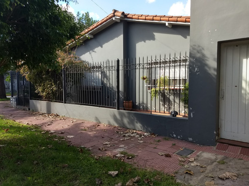 Chalet En Venta Temperley 2 Dormitorios Garage Permuta Caba