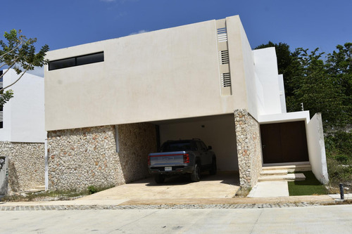 Casa En Venta En Cholul, Mérida Dentro De Privada Residencial De Lujo