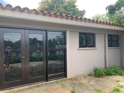 Gran Casa 4 Dormitorios Y 3600m2 De Jardín, Zona Golf, Punta Del Este