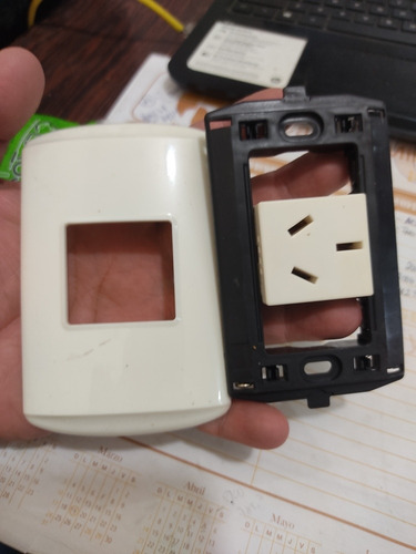 Toma Corriente Para Empotrar 3x20 Amp.