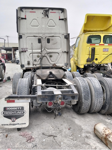 Camion Freightliner Cascadia Motor Amarrado