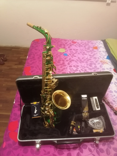 Saxofon Alto, Con Accesorios En Perfectas Condiciones