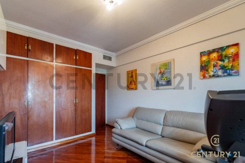Venta Departamento 4 Ambientes Con Dependencia En Flores Sobre Avenida Avellaneda