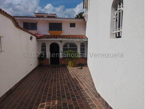 Vendo  Hermosa Y Acogedora Casa De 3 Niveles Muy Bien Mantenida, Cuenta Con Amplias Áreas Sociales En Su Planta Principal. En Colinas De La California,