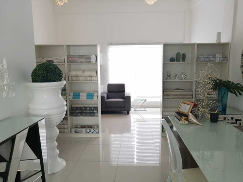 Local Comercial En Alquiler De 35 M2 En El Ens. Quisqueya, 3er Nivel