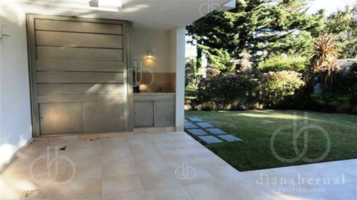 Casa En Mansa, 4 Dormitorios, Piscina Climatizada, En Barrio Privado, Punta Del Este- Ref: 42812