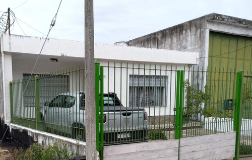 Casa Con Buena Distribución De Ambientes Y De Barbacoa. Muy Buena Iluminación. Ubicada A Una Cuadra De 8 De Octubre.