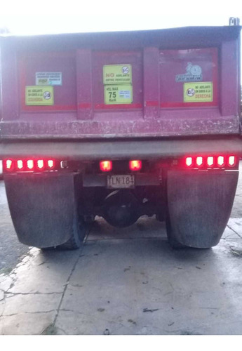 Volqueta - Freightliner M2 106
