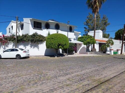 Oportunidad, En Jurica Campestre, Privada Amplios Espacios Semi-remodelada, Alberca Propia Privada Bungalow, 8 Estac.autos Techados Club Y Hotel