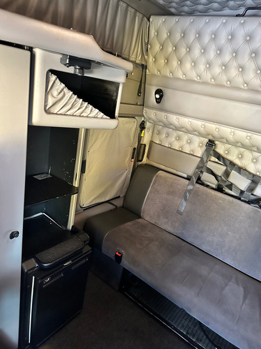 2016 Kenworth W900 Studio Sleeper Motor Cummins Isx15