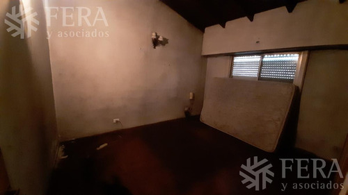 Venta De Casa Con Cochera, Consultorio Y Local En Sarandi (27587)
