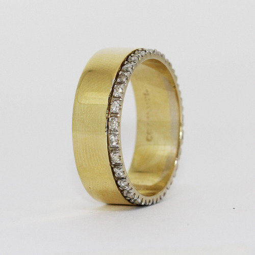 Aliança Linha Reta Em Ouro 18k Com Linha Cravejada Externa