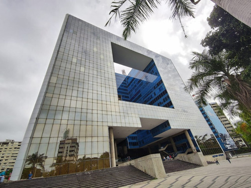 Se Alquilan Oficinas De 160m²  En La Torre Parque Cristal 