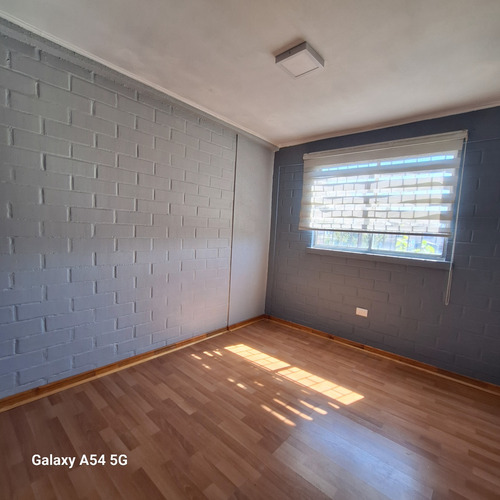 Se Vende Cómoda Casa 2 Pisos/3d/1b/ Amplio Patio Y 3 Est.