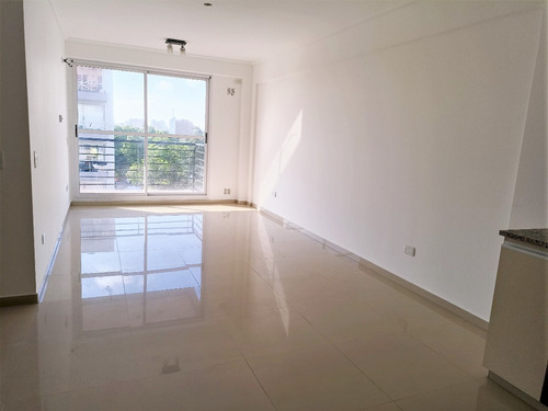 Departamento Semipiso 3 Amb Con Balcón Al Frente En Alquiler - Parque Avellaneda