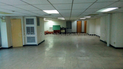Boleíta Norte !! Fabuloso Local Comercial, 348 M2, Amplias Oficinas, 4 Baños, Espectacularmente Mantenido, Fachada De Ladrillos, 7 Puestos De Estacionamiento.