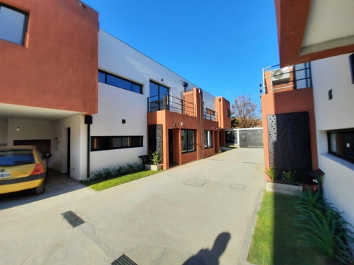Imagen 1 de 28 de Impecable Condominio De Dúplex