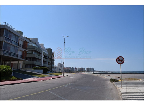 Apartamento En Peninsula, 2 Dormitorios *- Ref: 2774