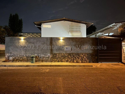 Casa Remodelada Muy Actual En Venta En Santa Paula 23-28443