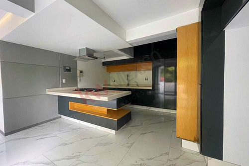 Espectacular Casa En Venta En Bosques De Las Lomas, Varios Niveles Con Jardín Y Remodelada
