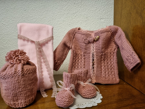 Conjunto De Bebe En Lana Gorro Escarpines Manta Y Bata Nena