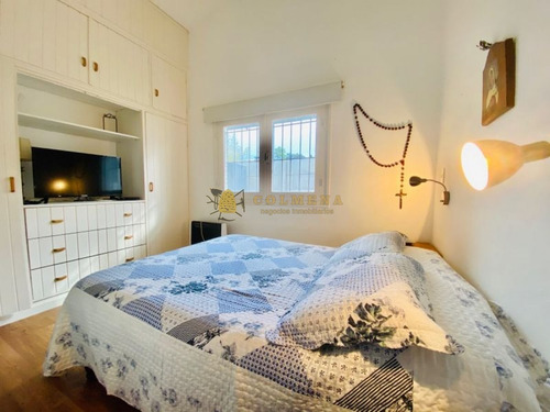 Casa En Muy Buena Ubicación En Playa Mansa , A Tan Solo 100 M Del Mar.- Ref: 4416