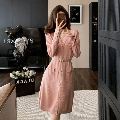 Elegante Vestido De Gabardina Rosa De Punto Con Cinturón De