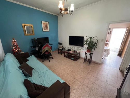 Casa 4 Amb Con Cochera, Patio Y Terraza. Ubicada En Riobamba 900 Temperley