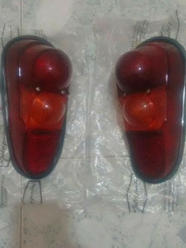Stops Renault 4 (der-izq) Pareja
